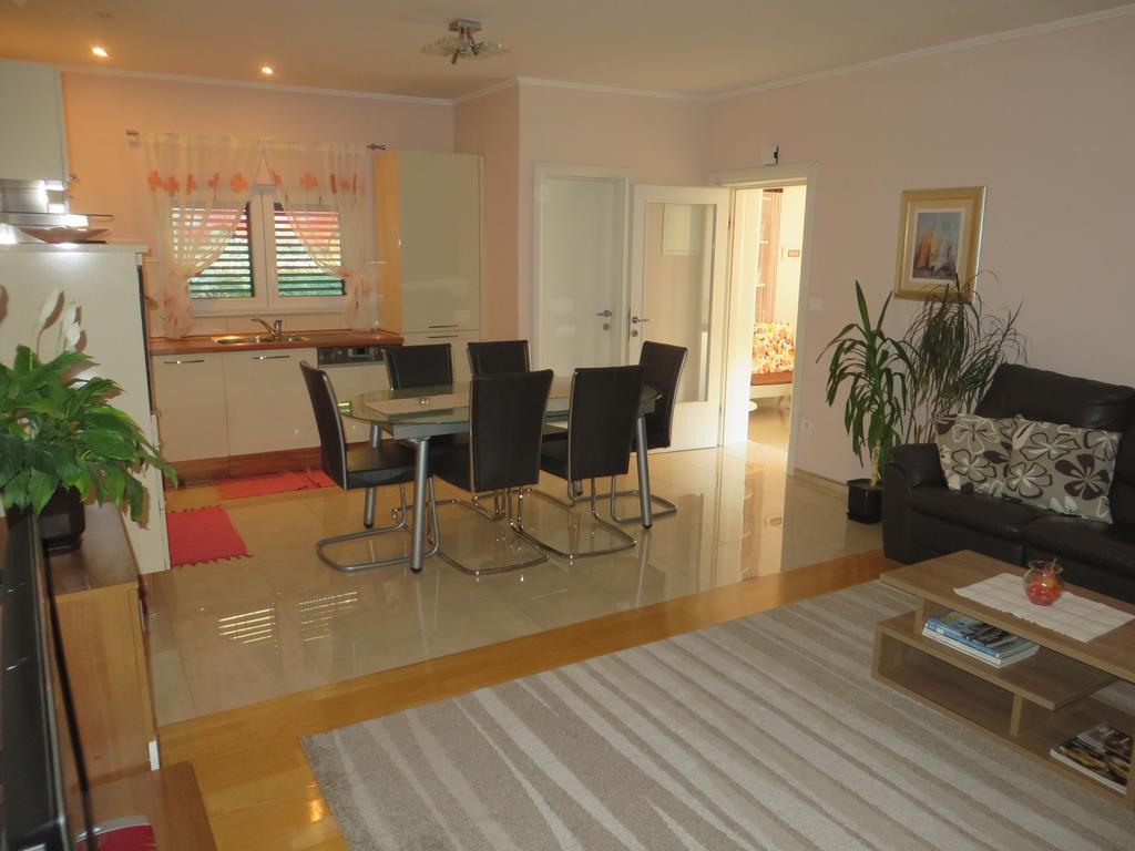 Apartment Simaris - Spacious With Terrace And Sea View Шибеник Екстер'єр фото